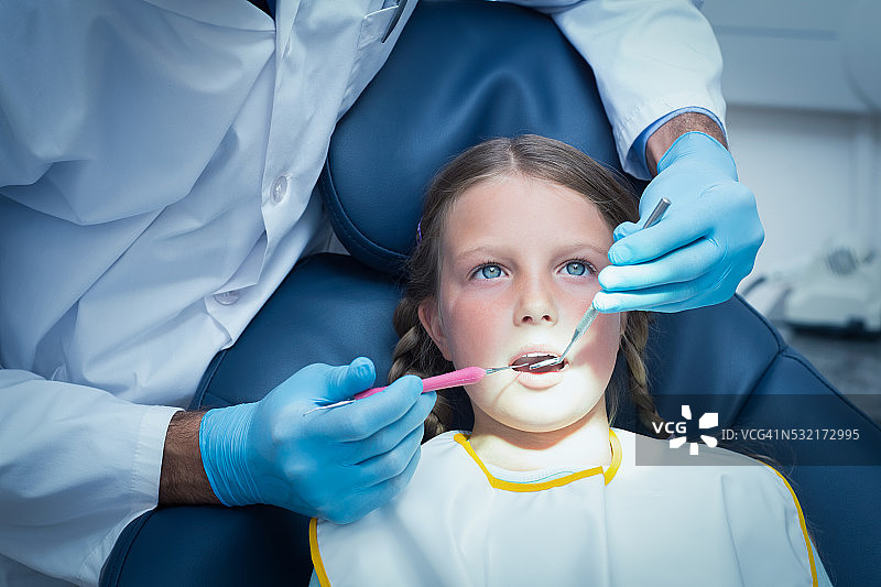 男牙医检查女孩的牙齿图片素材