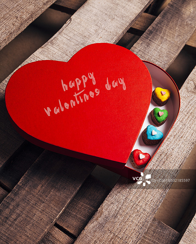 心形礼品盒中的各种姜饼图片素材