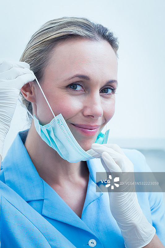 笑容满面的年轻女牙医图片素材