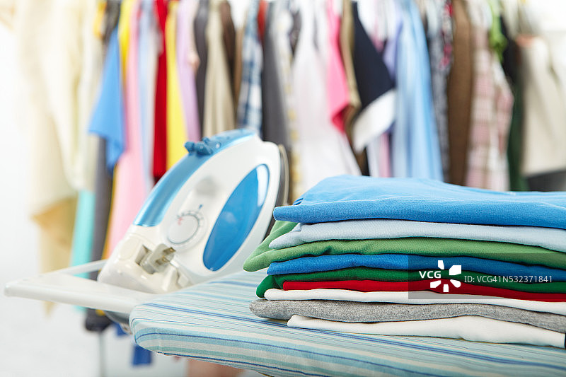电熨斗和衬衫图片素材