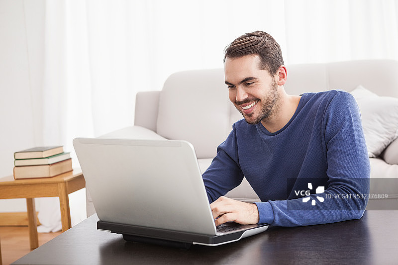 年轻男子使用笔记本电脑图片素材