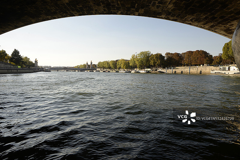 流经巴黎的塞纳河图片素材
