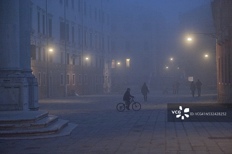 威尼斯骑自行车的男孩图片素材