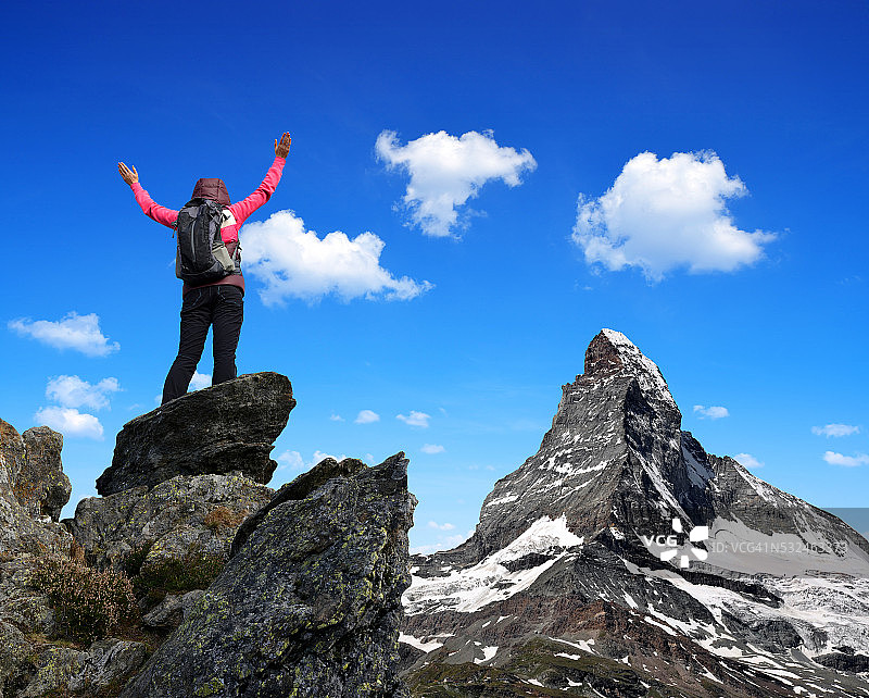 在顶端的女孩图片素材