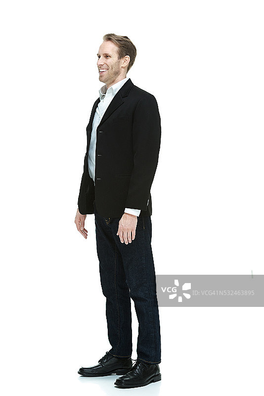 一位面带笑容，看向远方的时尚休闲男士图片素材