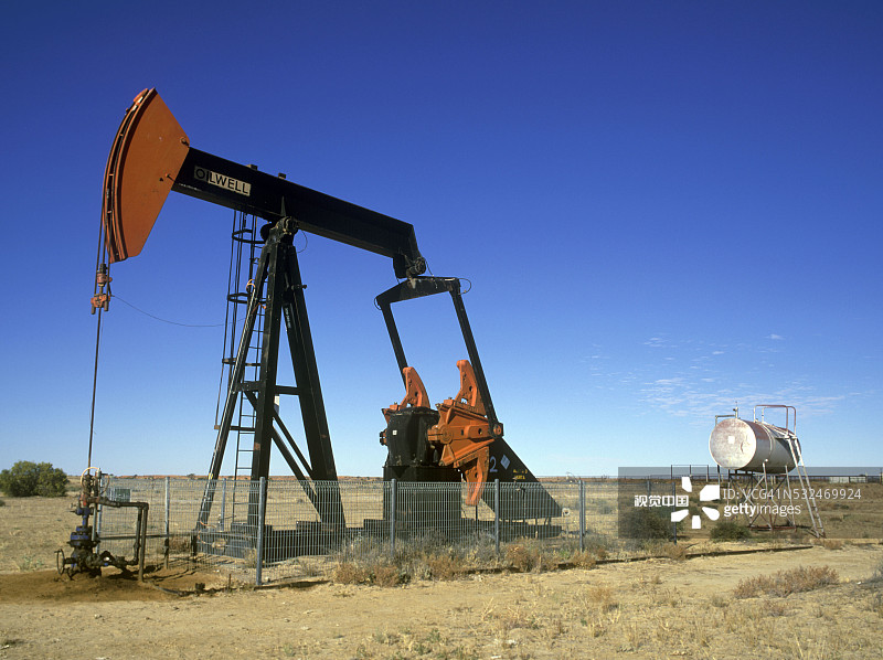 穆巴气田的油井泵图片素材