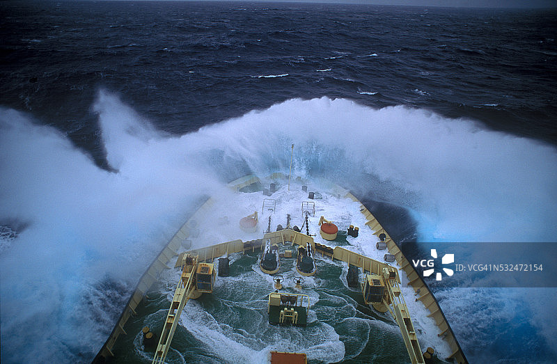 俄罗斯破冰船在波涛汹涌的海面上图片素材