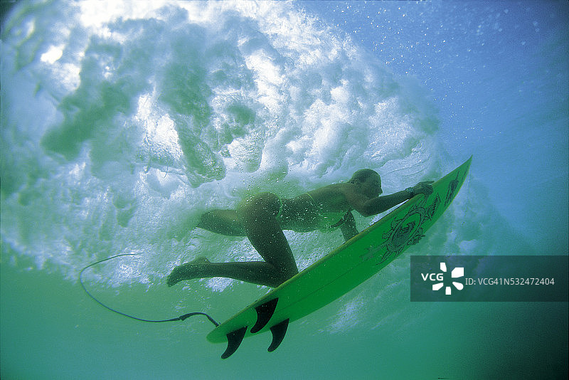 冲浪者潜入海浪下图片素材