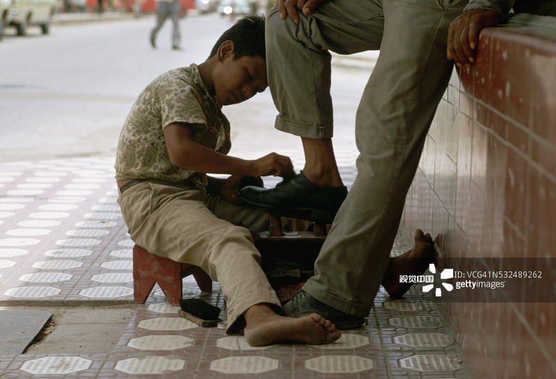 擦鞋的墨西哥男孩图片素材