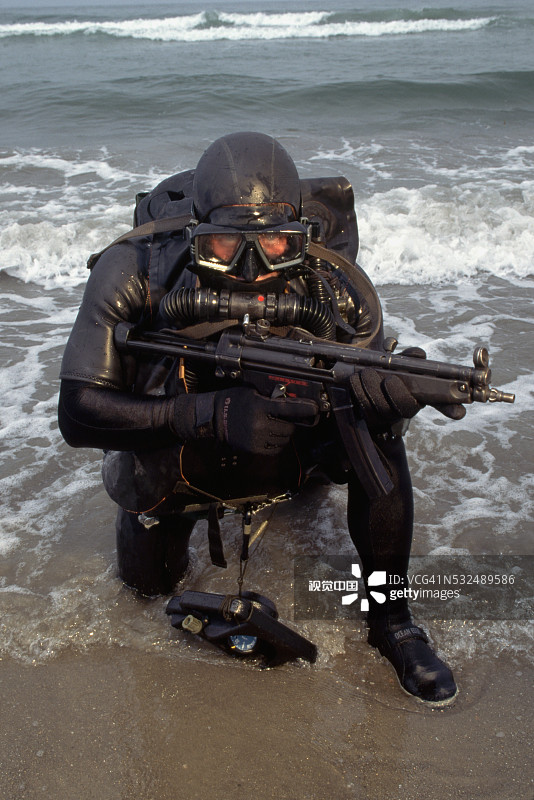 海豹突击队在海浪中图片素材