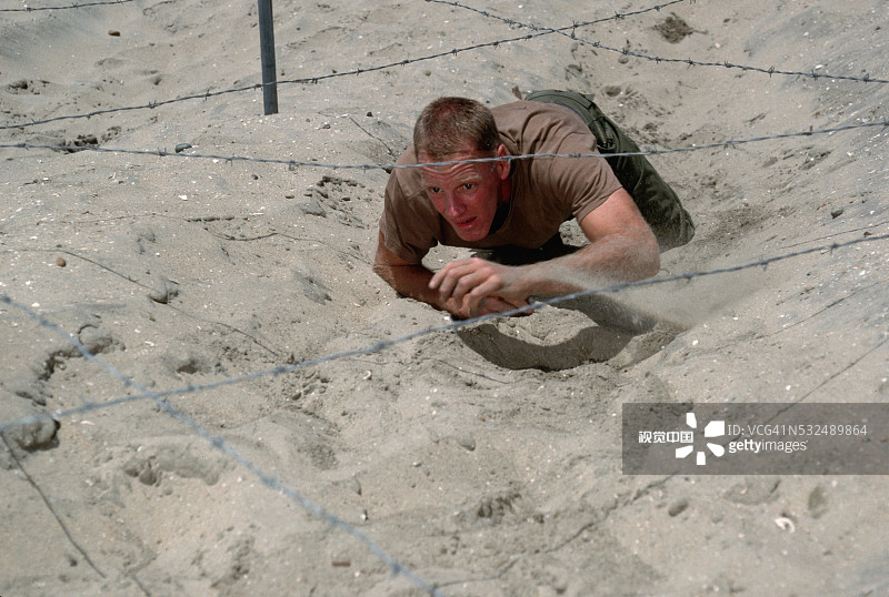 障碍训练场上的海军海豹突击队图片素材