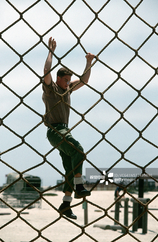障碍训练场上的海军海豹突击队图片素材