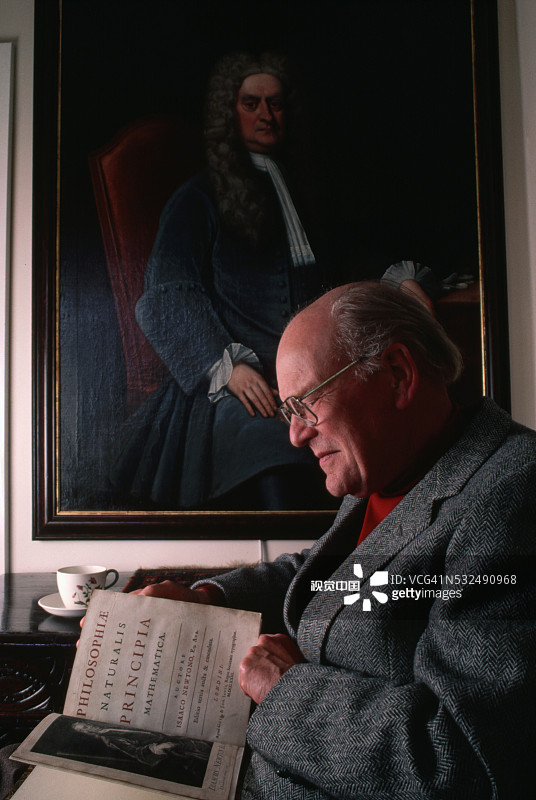 牛顿画作旁的学者图片素材
