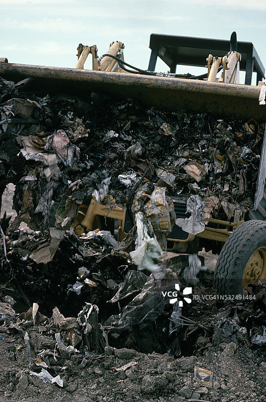 推土机在垃圾填埋场铲垃圾图片素材