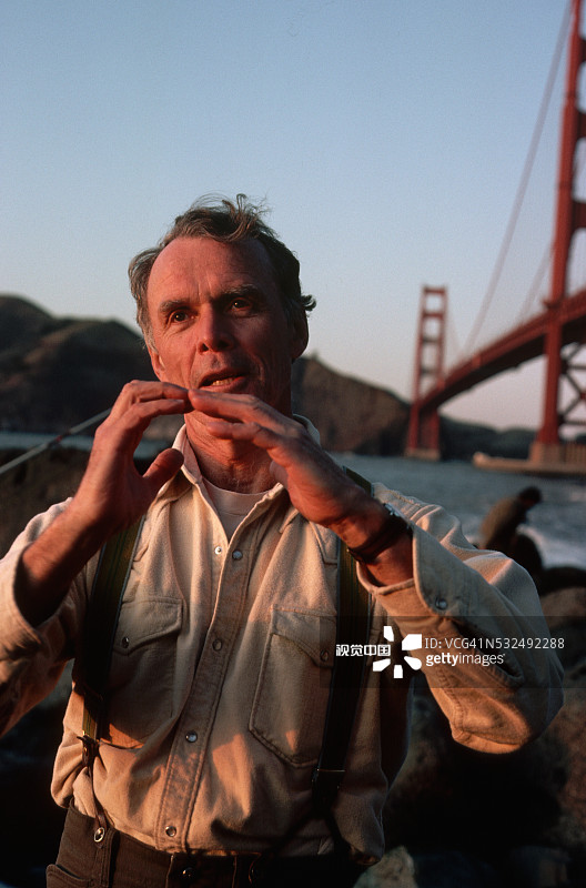 艾伦·考克斯博士讲解旧金山湾的形成图片素材