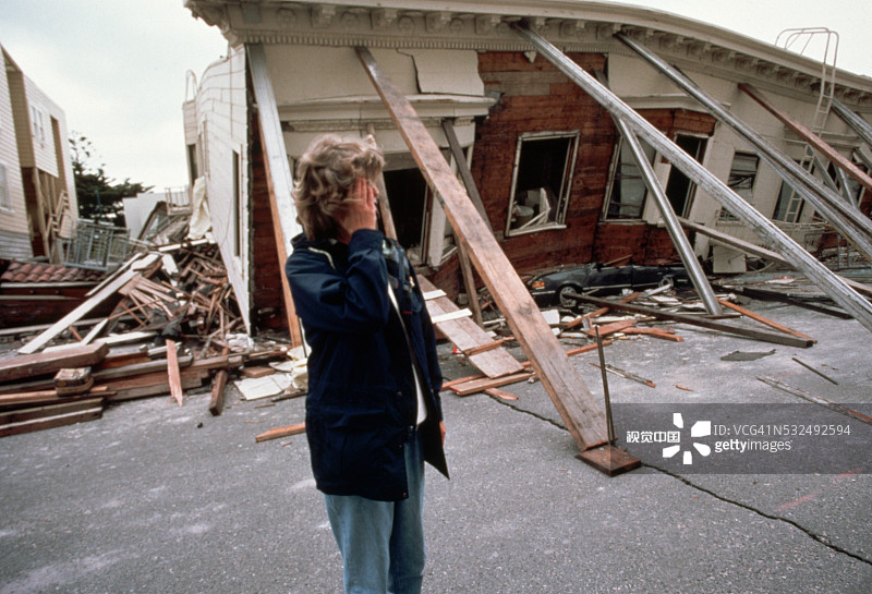 女人在查看损坏情况图片素材