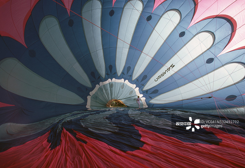 热气球充气图片素材