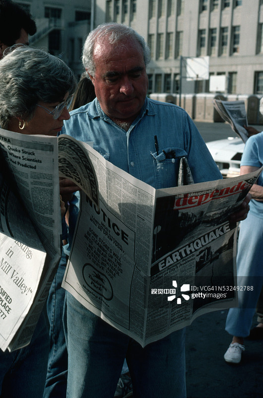 男人阅读报纸图片素材