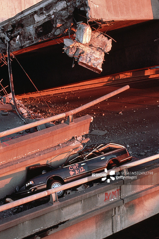 在柏树高速公路上被压扁的汽车图片素材