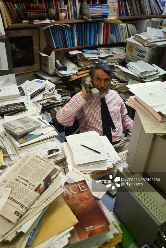 凌乱办公桌上的电脑安全专家图片素材