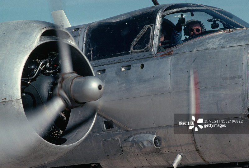 老式飞机上的飞行员图片素材