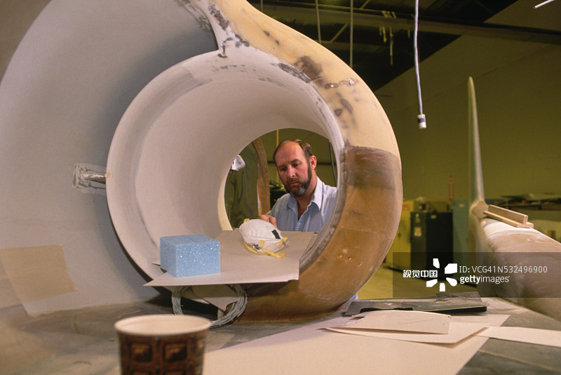 技术员抛光飞机零件图片素材