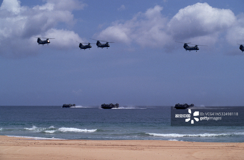 军用直升机和气垫船图片素材