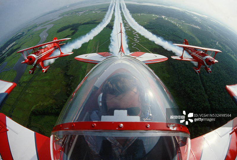 飞行中的红色魔鬼图片素材