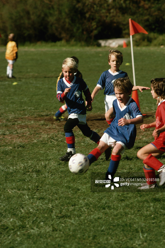 男孩们在踢足球图片素材