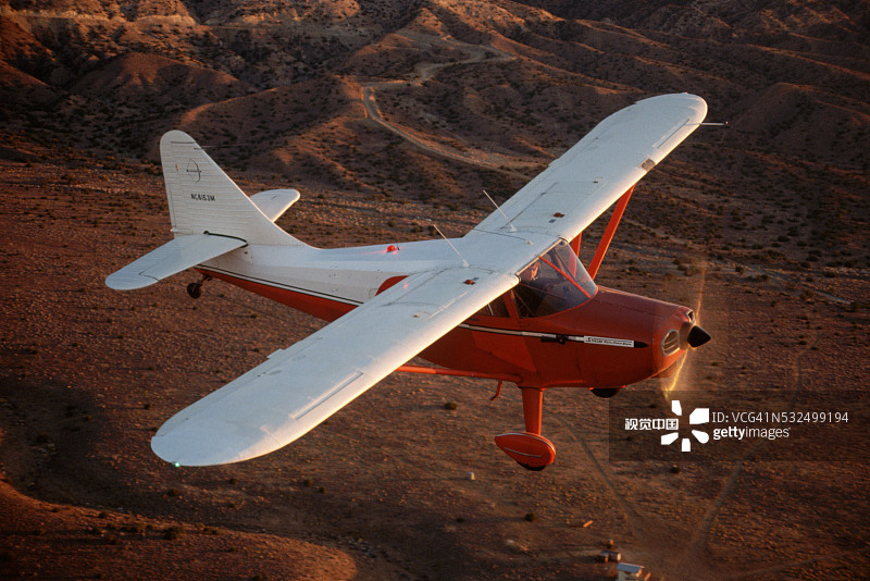 飞行中的斯廷森旅行车图片素材