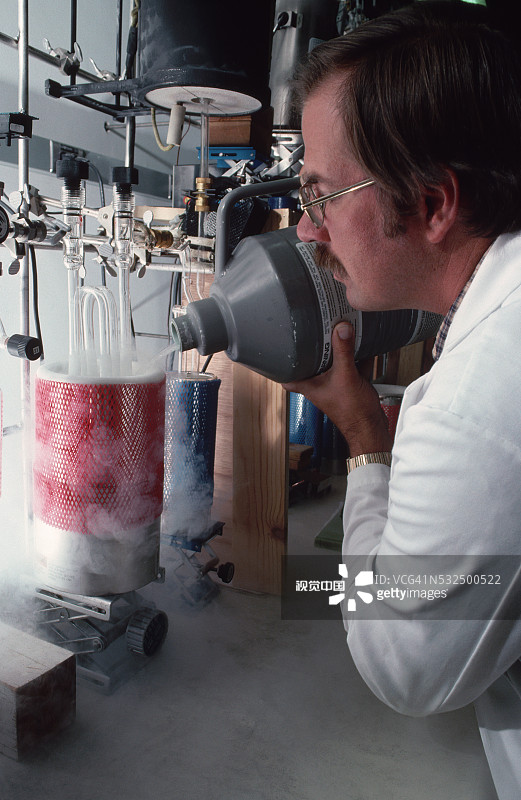 斯坦·泰勒倾倒液氮图片素材