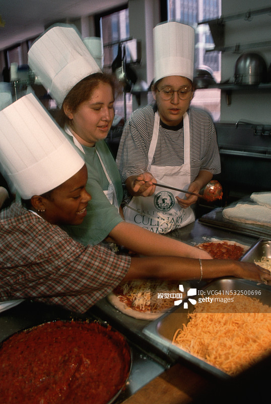 学生厨师做披萨图片素材