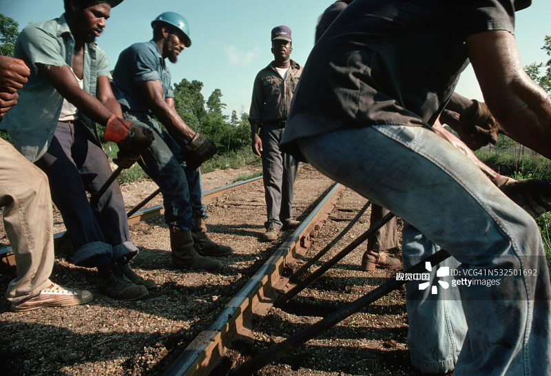 铁路工人铺设轨道图片素材