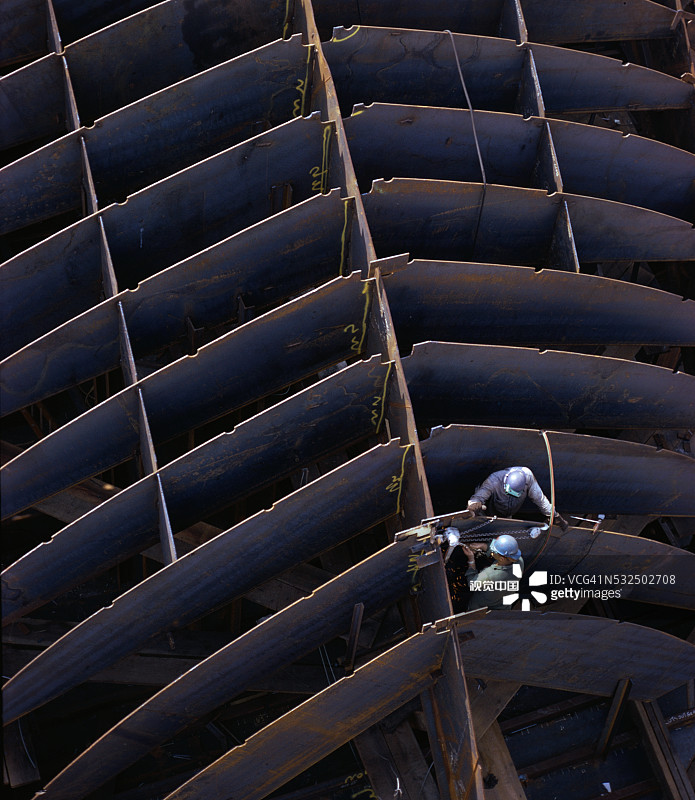 在货船上工作的造船工人图片素材