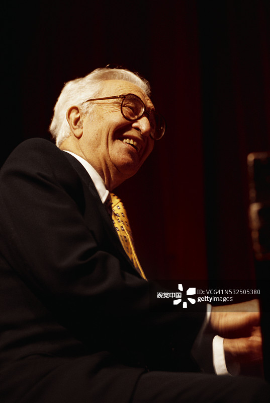 爵士传奇人物戴夫·布鲁贝克表演图片素材