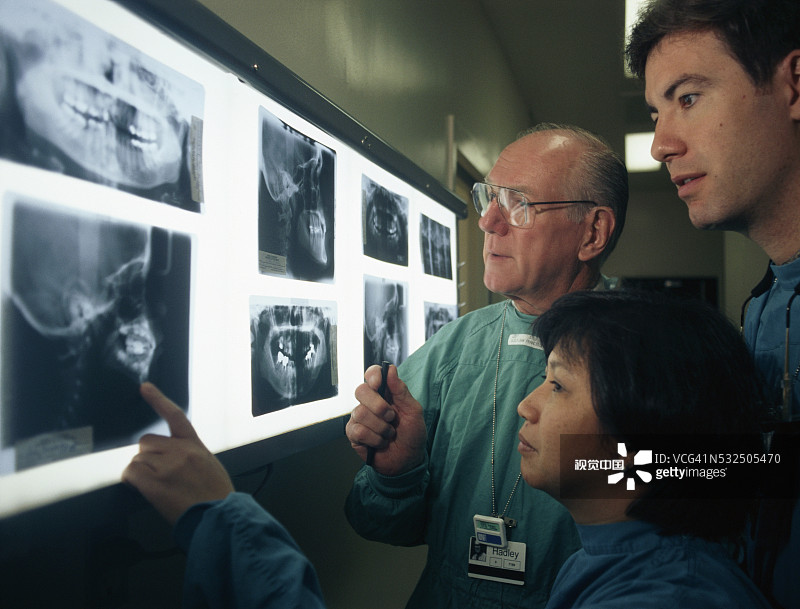 牙科学生查看X光片图片素材
