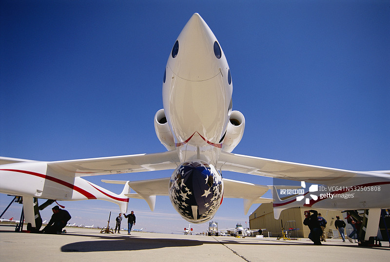 白色骑士飞船腹部挂载的“太空船一号”图片素材