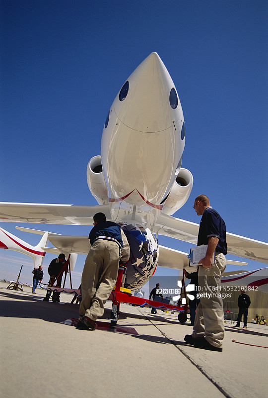 将“太空船一号”连接到“白色骑士”的下腹部图片素材