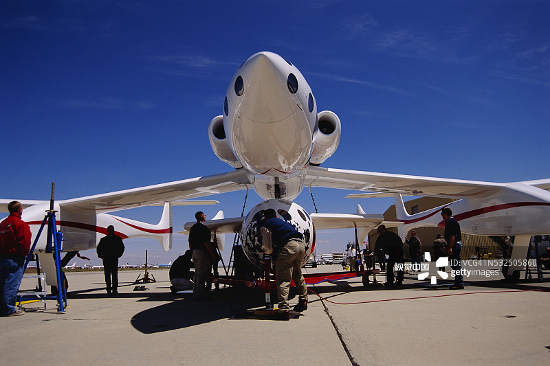 将“太空船一号”连接到“白色骑士”的下腹部图片素材