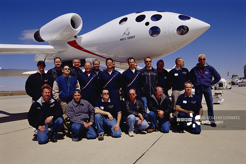 白色骑士的飞行和地面人员图片素材