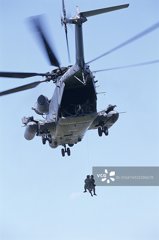 直升机悬垂下降图片素材