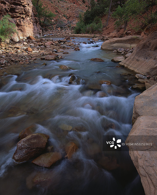 锡安峡谷维尔京河上的浅滩急流图片素材
