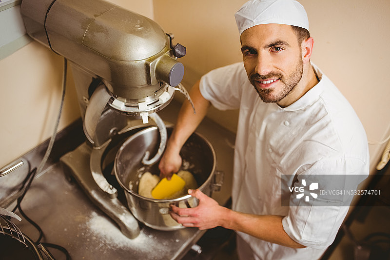 面包师用大型搅拌机搅拌面团图片素材