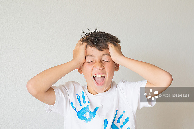 男孩尖叫图片素材