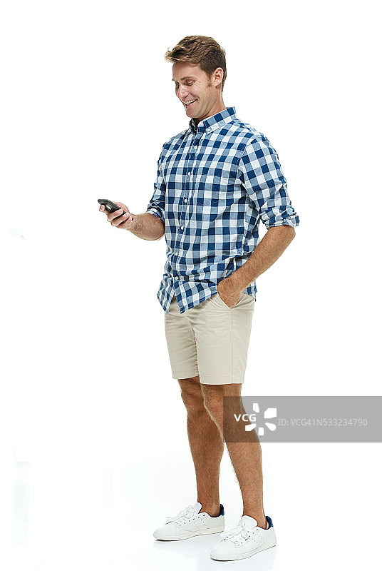 微笑的休闲男人使用手机图片素材