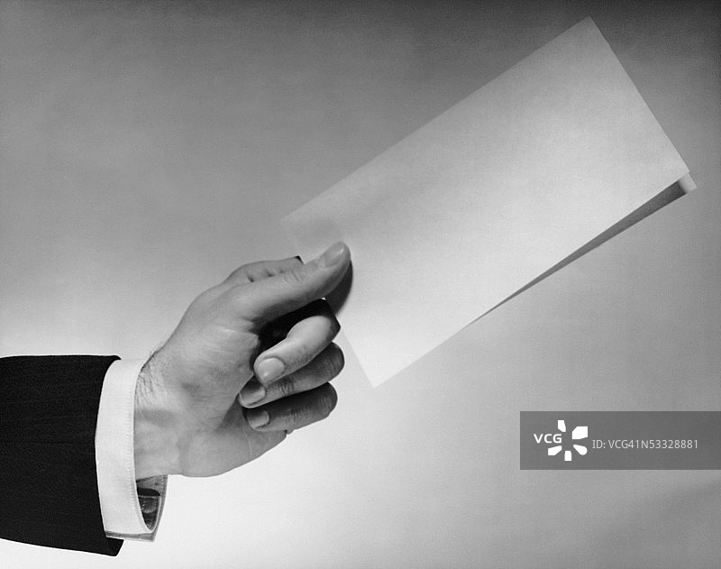 手持折叠的纸图片素材