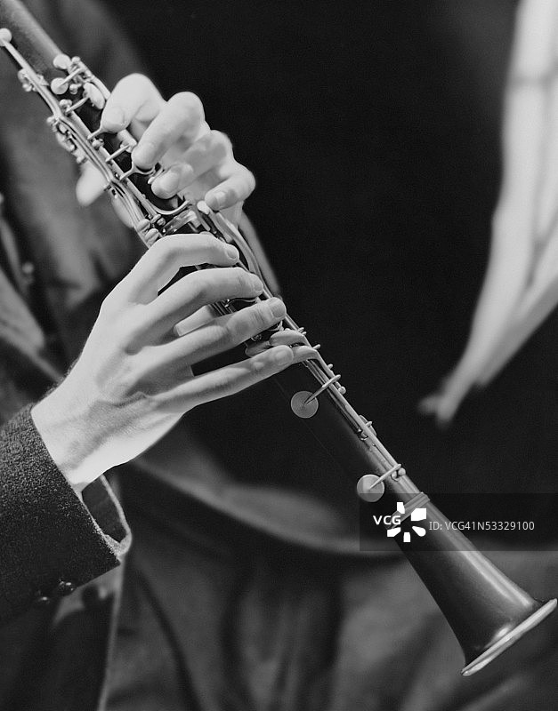 男人演奏单簧管图片素材