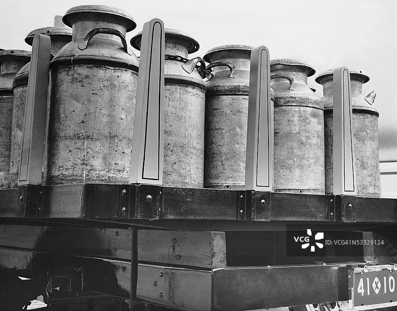 卡车上的牛奶罐图片素材