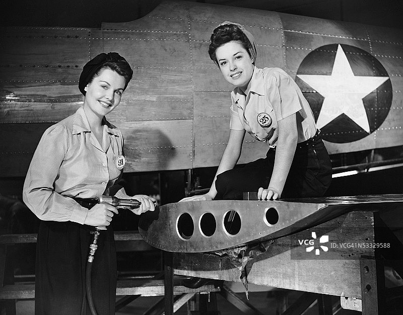 在飞机上工作的两名女子图片素材