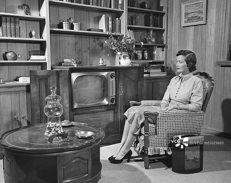 女人观看老式电视图片素材